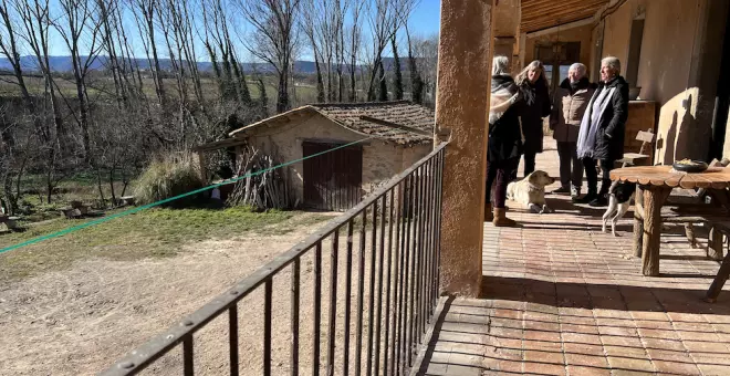 Envellir en comunitat en una masia del segle XVIII: Un grup de jubilats impulsa un 'cohousing senior' a Osona