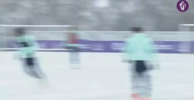 Sesión bajo la nieve del Real Valladolid para preparar su partido del domingo contra el Celta