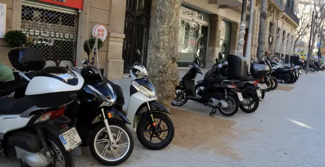 Un centenar d'entitats reclama a l'Ajuntament prohibir l'aparcament de motos a les voreres a Barcelona