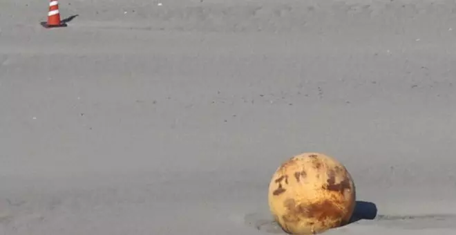 Desconcierto en Japón por la aparición de una misteriosa bola de hierro en una playa