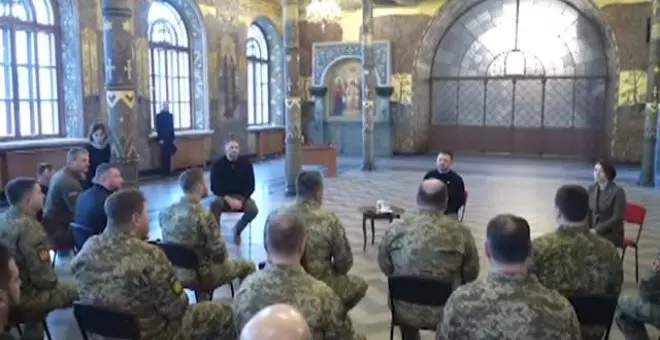 Zelenskiy homenajea a capellanes militares en el aniversario de la guerra