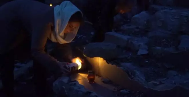 Vecinos de Bucha encienden velas en homenaje a los fallecidos durante la guerra