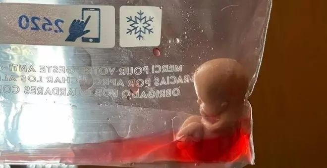 Hazte Oír envía a los diputados un muñeco de un feto contra la nueva ley del aborto