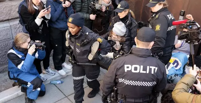 Desalojan a Greta Thunberg por bloquear varios ministerios noruegos durante una protesta