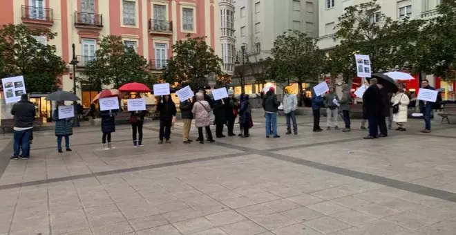 Vecinos del centro de Santander se concentran para pedir una gestión "racional" de la recogida de residuos