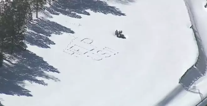 Residentes aislados en las montañas de California escriben el mensaje "Ayudadnos" en la nieve