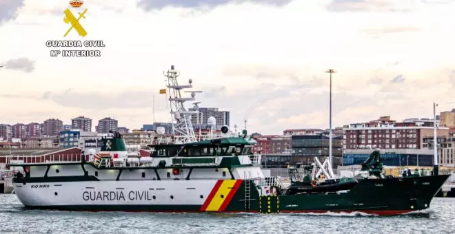 El buque oceánico 'Río Miño' de la Guardia Civil vigila las costeras de caballa y anchoa en Cantabria