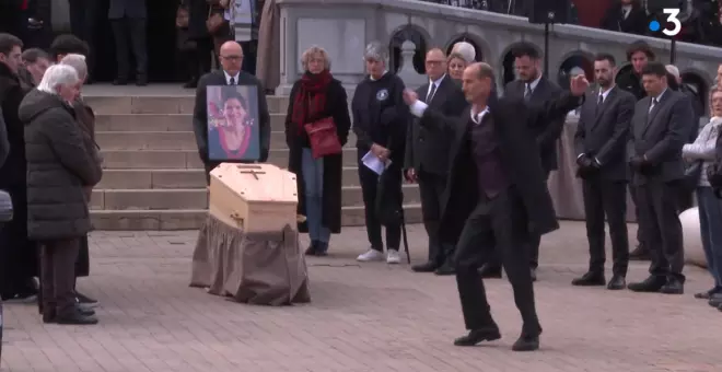 El emotivo homenaje en forma de baile del marido de la profesora asesinada en Francia por un alumno