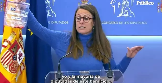 Mireia Vehí (CUP) enseña un feto de plástico en una bolsa: "Estoy harta de que los señores de extrema derecha me envíen cosas"