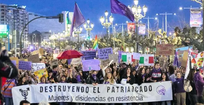 Miles de personas salen a la calle en Santander para reivindicar los derechos de las mujeres