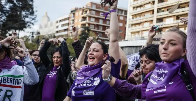Decenas de mujeres se cortan el pelo en València en solidaridad con las mujeres iraníes durante el 8M