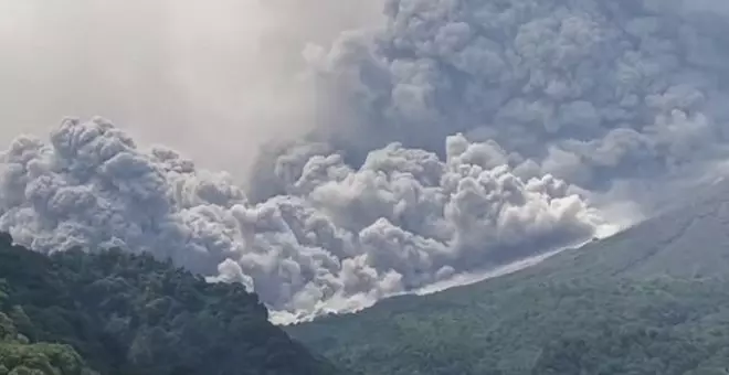 El volcán Merapi entra en erupción en Indonesia causando una columna de humo y cenizas