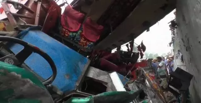 Mueren 19 personas al caer un autobús de pasajeros a una zanja en Bangladés