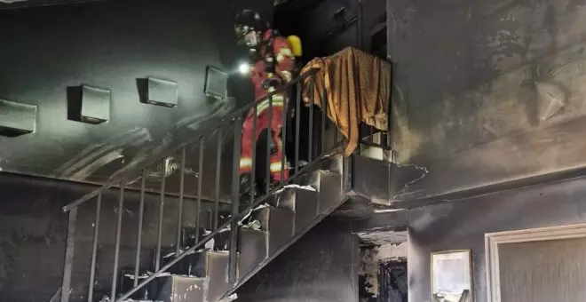 Un incendio destruye un piso en Comillas sin que se produzcan heridos