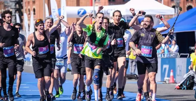 Alex Roca, con parálisis cerebral, hace historia al concluir la maratón de Barcelona