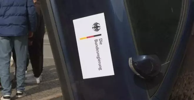 Greenpeace incrusta un coche junto a la Puerta de Brandenburgo para protestar contra el bloqueo de Alemania