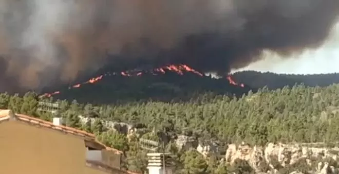 Ocho municipios desalojados por un incendio que ya calcina más de 800 hectáreas en Villanueva de Viver