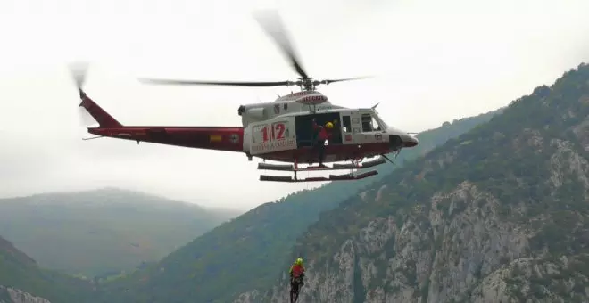 El helicóptero rescata a cinco personas atrapadas en una zona de barrancos del Alto del Asón