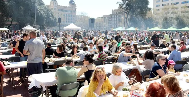 Més d'un miler de persones reivindiquen la sobirania alimentària a Barcelona amb una calçotada massiva