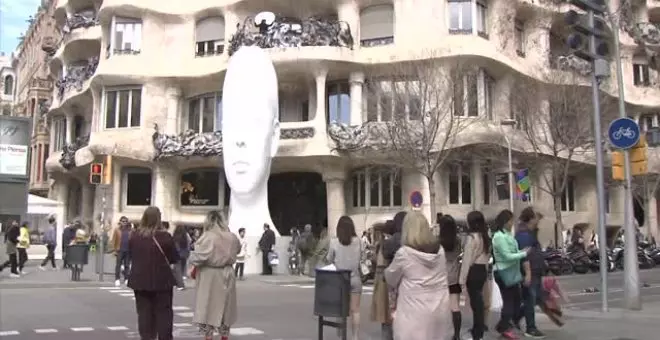 Una monumental escultura blanca da la bienvenida a la exposición de Jaume Plensa en la Pedrera