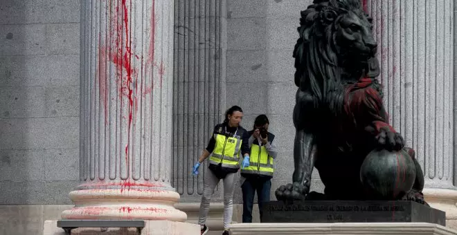 Un grupo de activistas climáticos tiñe de rojo la fachada del Congreso: así han quedado los leones