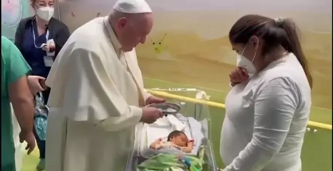 El papa bautiza a un bebé en el hospital en el que está ingresado