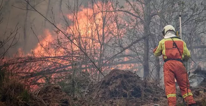 Los incendios en Asturias obligan a desalojar a cerca de doscientas personas y a cortar la autovía entre Galicia y Asturias