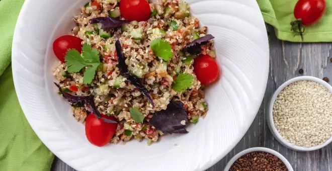 Pato confinado - Receta de ensalada de quinoa, con queso feta, espinacas y berenjena