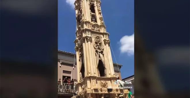 Cachondeo con la torre sacada en procesión en Nápoles: "¿Estamos seguros de que no son de Bilbao?"