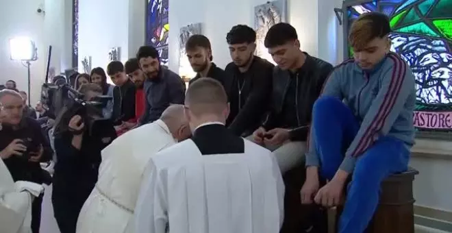 El papa lava los pies a 12 menores en un correccional de Roma