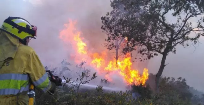 Cantabria vuelve a enfrentarse a las llamas con diez incendios forestales activos