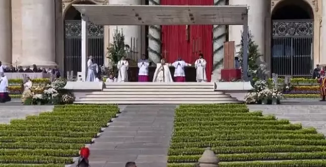 El papa Francisco imparte su tradicional bendición urbi et orbi desde el Vaticano