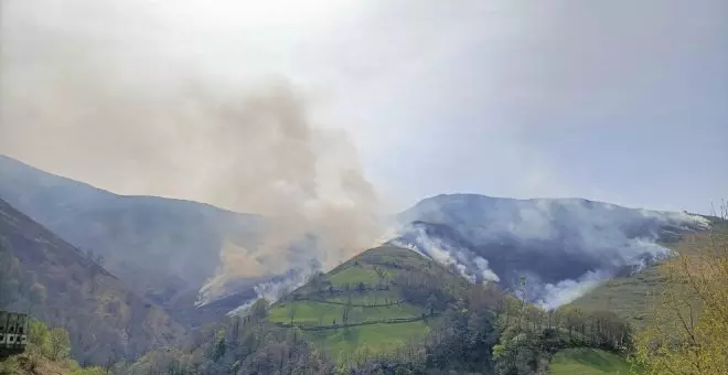 Cuatro incendios forestales activos y dos controlados en varios puntos de Cantabria