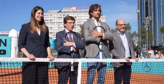 El alcalde de Madrid juega un partido de tenis contra Feliciano López en Colón