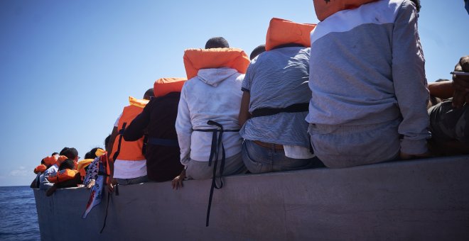 Médicos sin Fronteras rescata a 599 migrantes hacinados en una barco a la deriva en mitad del Mediterráneo