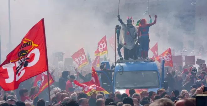 Siguen las protestas contra la reforma de las pensiones en Francia, aunque baja la participación