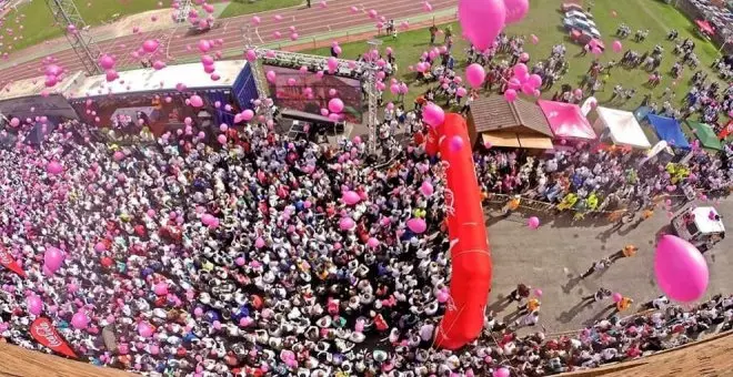 La carrera 'Luchamos por la vida' tiñe de rosa las calles del municipio
