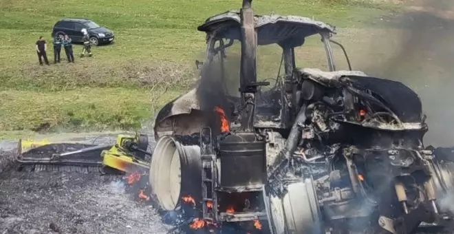 Se incendia un tractor en Los Tornos y un segundo vehículo que iba a auxiliarle queda atascado