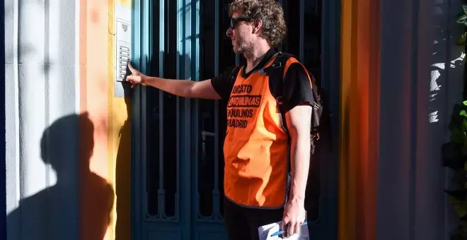 Las brigadas inquilinas que fiscalizan a grandes caseros de Madrid: "Vamos puerta a puerta para informar de prácticas abusivas"