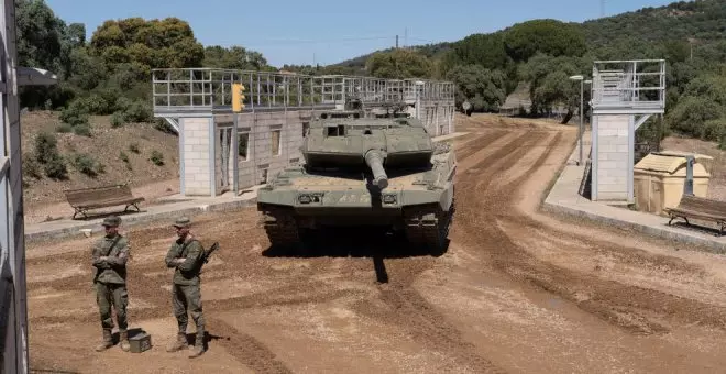 El primer envío de tanques Leopard españoles con destino a Ucrania sale del puerto de Santander