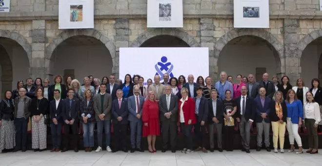 Un acto en el Parlamento homenajea a los alcaldes de Cantabria y a las enfermeras fallecidas en la pandemia