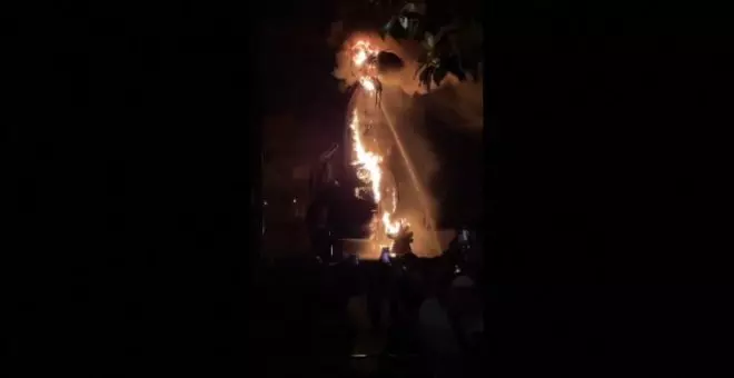 Aparatoso incendio de un dragón en un parque temático en California