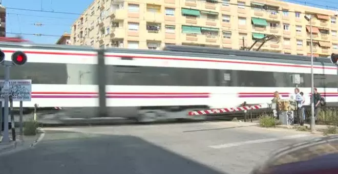 Una joven de 19 años muere al ser arrollada por un tren en un paso a nivel de Alfafar, Valencia