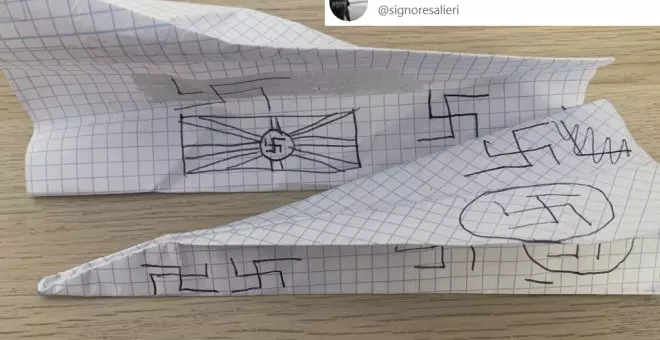 La reflexión de un profesor tras encontrarse un avión de papel con esvásticas en clase: "Igual hemos entrado en otra fase de frivolización del nazismo"