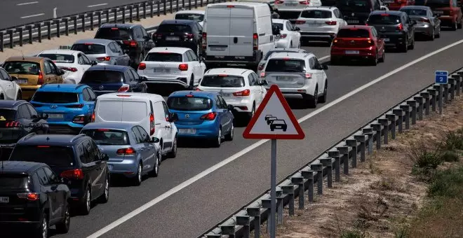 Kilómetros de retenciones en las salidas de Madrid y en otros puntos hacia Levante y el sur por el puente de mayo