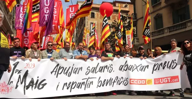 Milers de persones omplen el centre de Barcelona per reclamar millors salaris en la marxa més massiva de l'1 de maig
