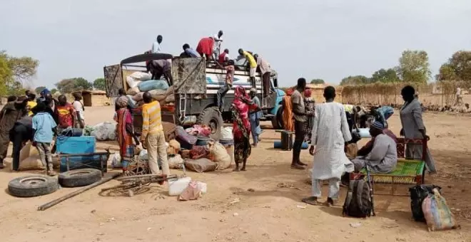 Decenas de miles de civiles huyen de Sudán a países vecinos