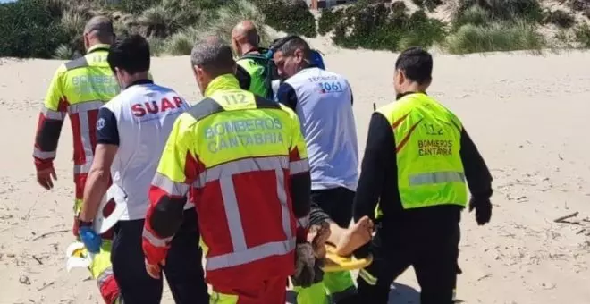 Evacuado un kaisurfista accidentado en la playa del Puntal de Laredo