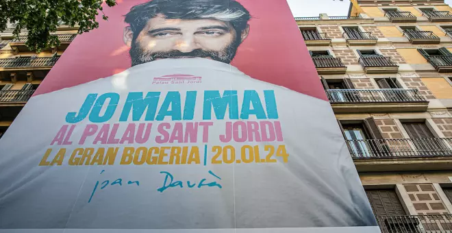Joan Dausà anuncia el seu concert al Palau Sant Jordi amb una lona gegant al centre de Barcelona