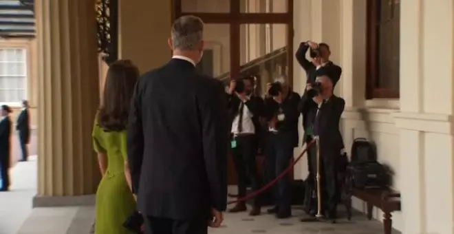 Felipe VI y Letizia asisten a la recepción en el Palacio de Buckingham horas antes de la coronación de Carlos III